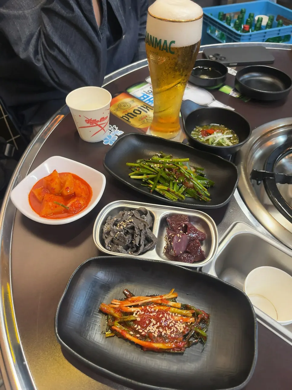 생맥주와 함께 차려진 염통과 간