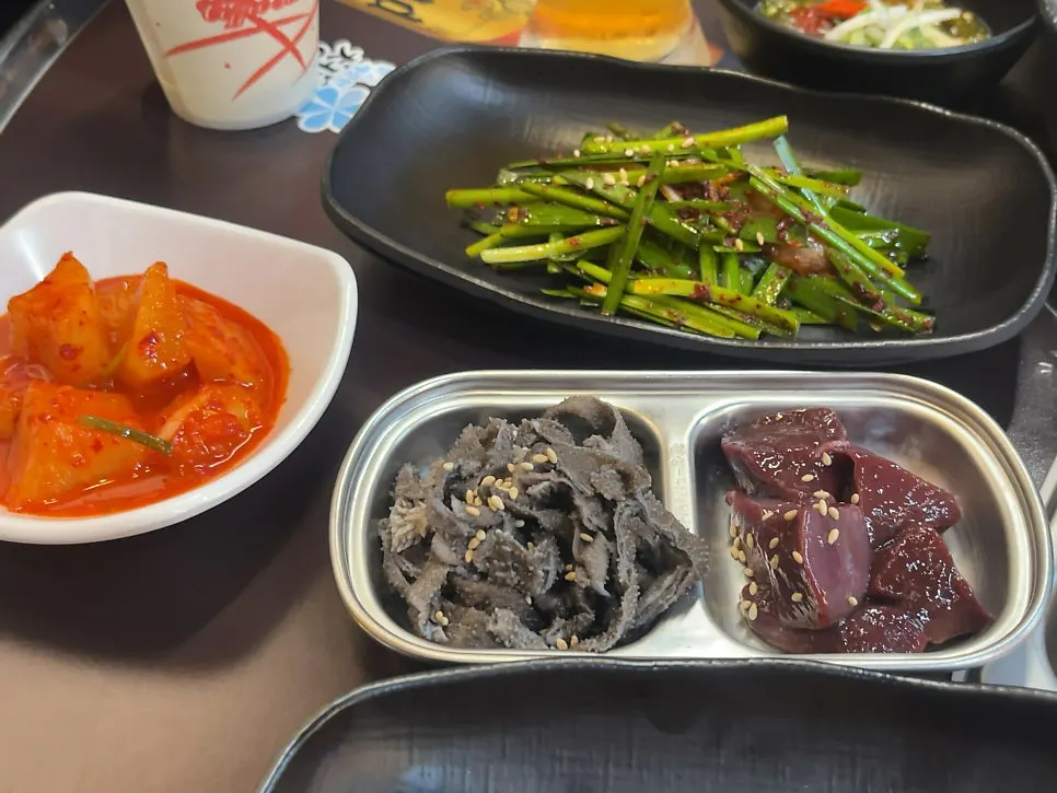 미당한우곱창 기본 상차림과 반찬