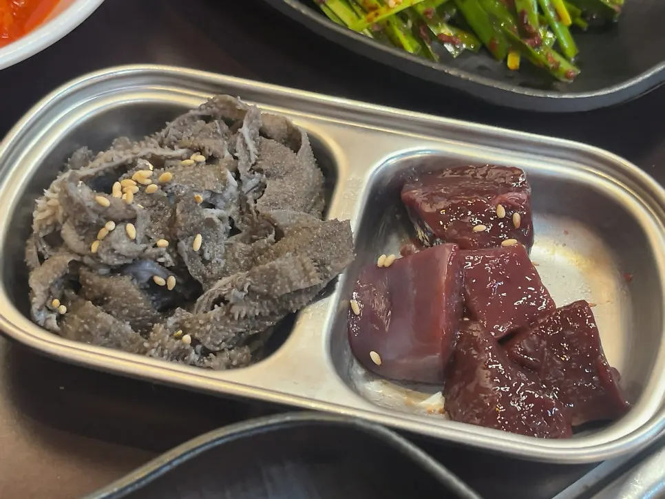 접시에 담겨 나온 선홍빛 한우 생간