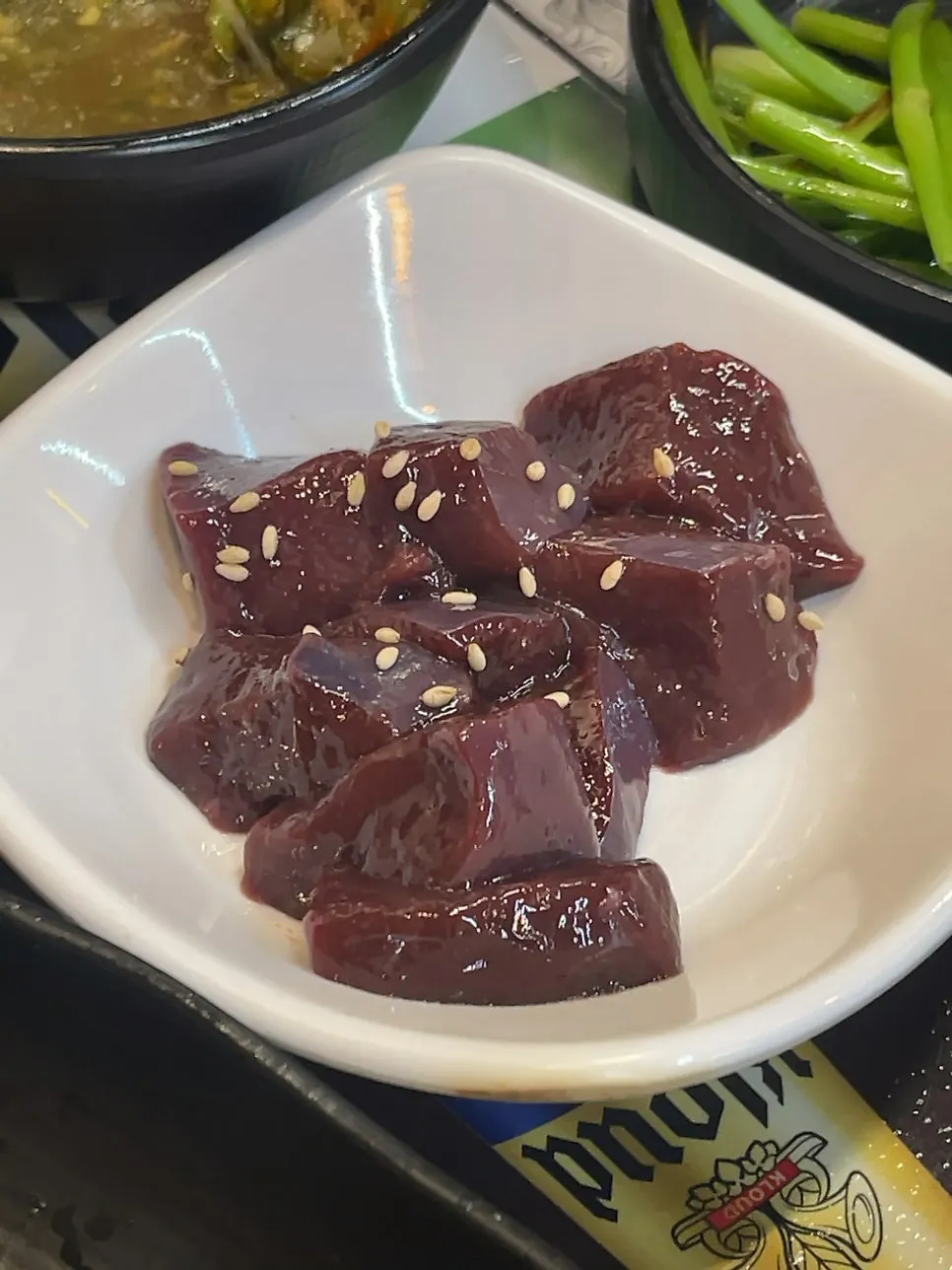 한 점 집어 든 미당한우곱창 생간