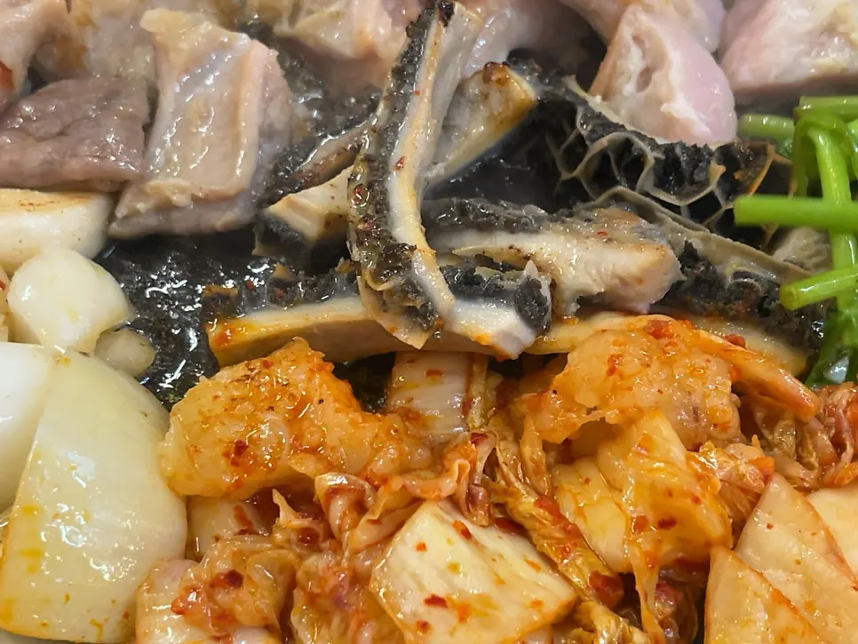 불판 위에서 익어가는 곱창과 막창