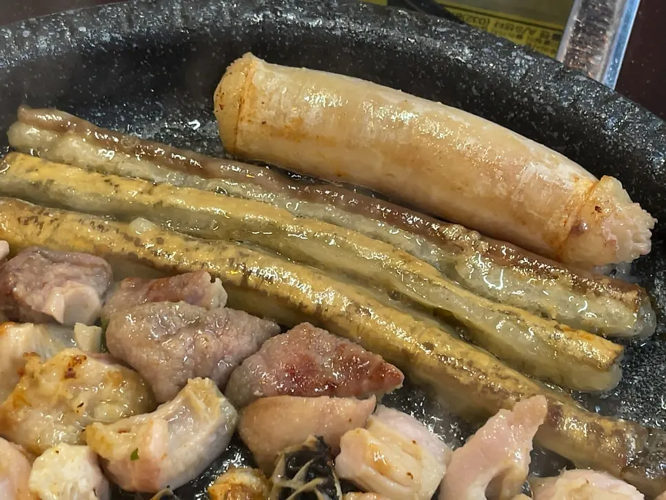 직원이 직접 구워준 곱창과 대창