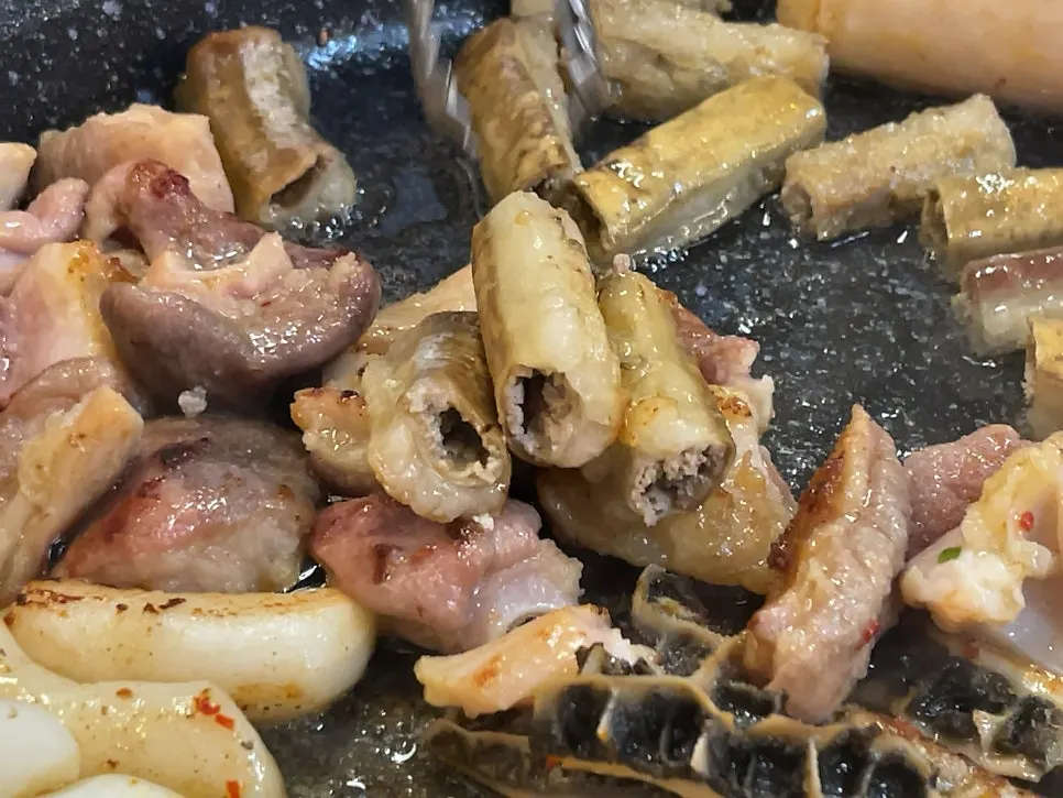 겉이 바삭하게 구워진 한우곱창