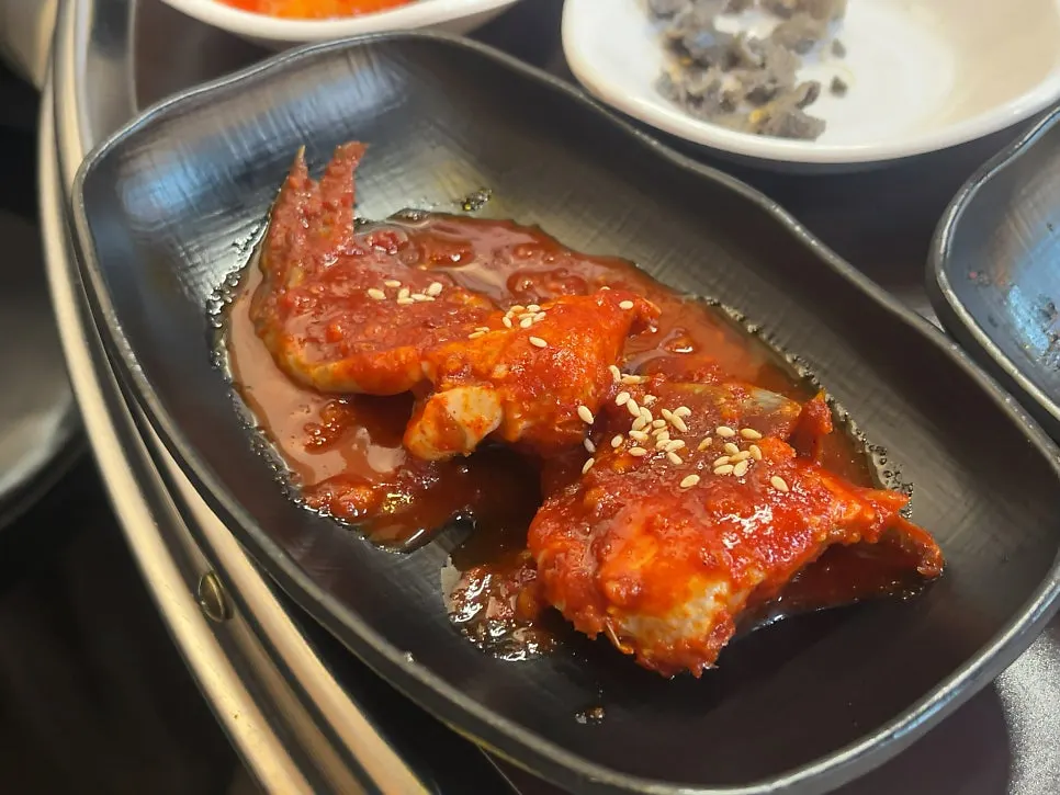 서비스로 나온 매콤한 양념게장
