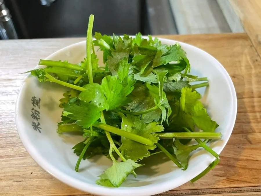 면과 숙주 위에 고기가 올라간 차돌양지힘줄 쌀국수