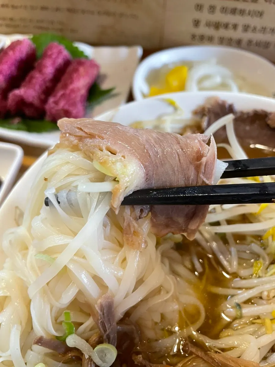 얇게 썰린 차돌박이와 쌀국수 면
