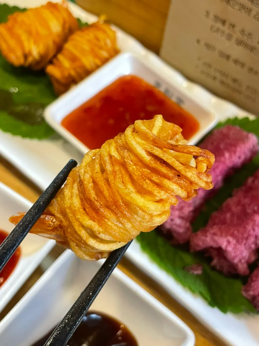 접시에 담긴 고구마짜조