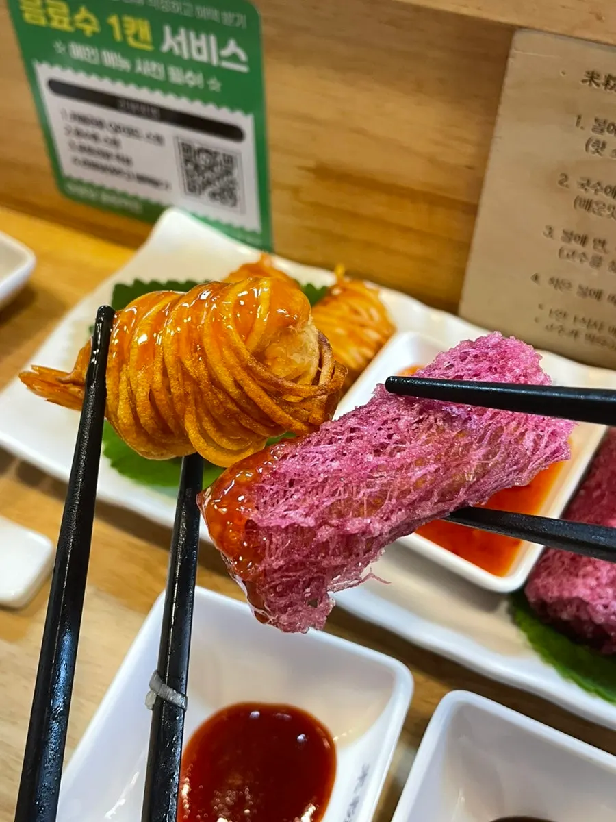 쌀국수와 함께 먹는 고구마짜조 한 입
