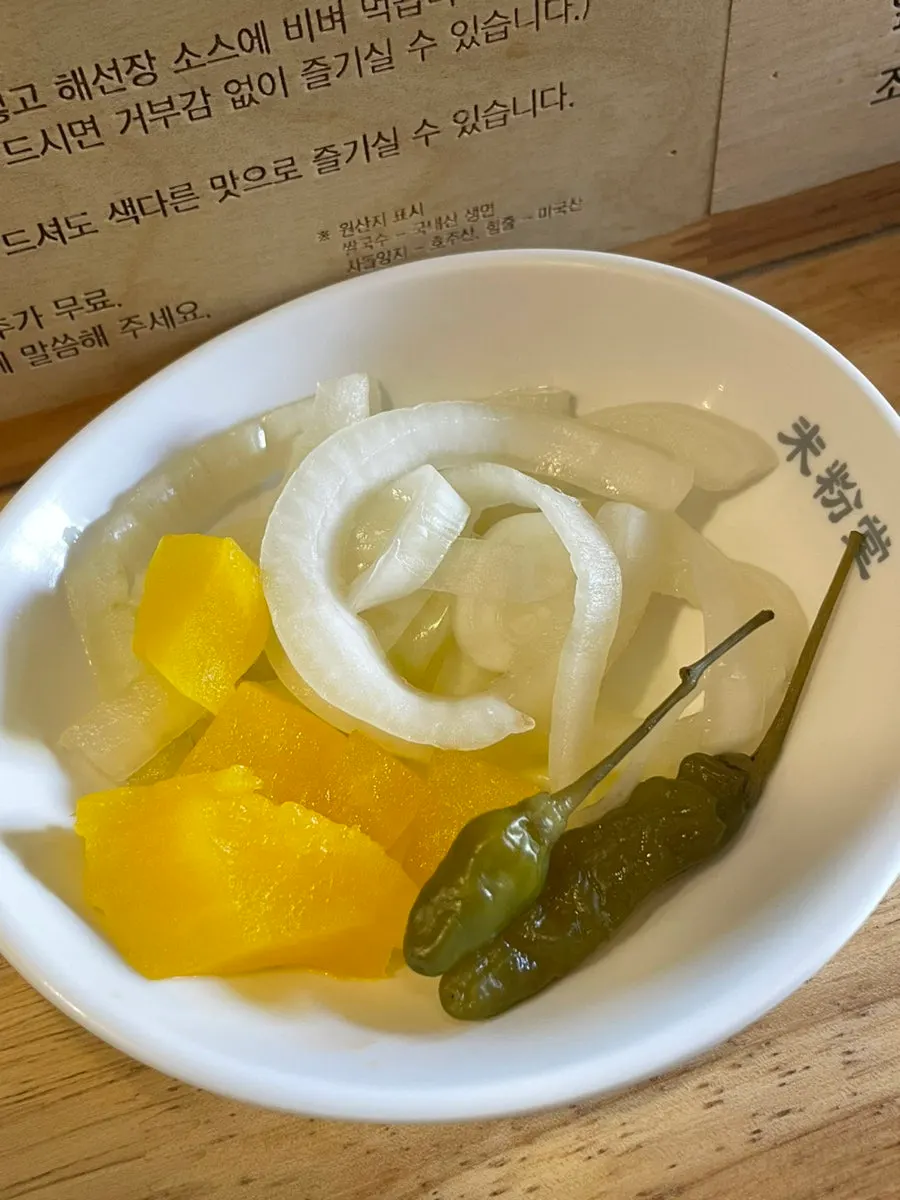 테이블 위 마스크 걸이와 머리끈