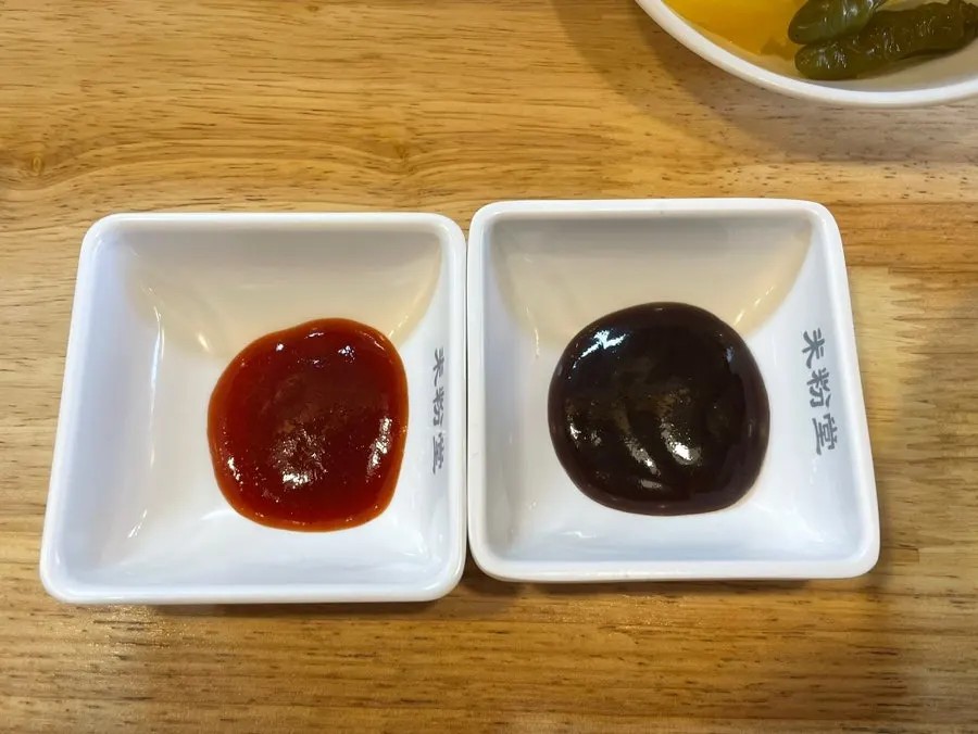 해선장 칠리 핫소스 3종이 놓인 테이블