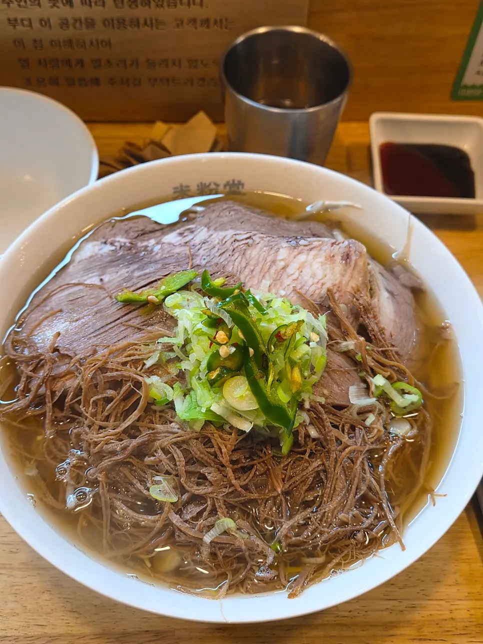 麺とスープがたっぷりのミブンダンのフォー