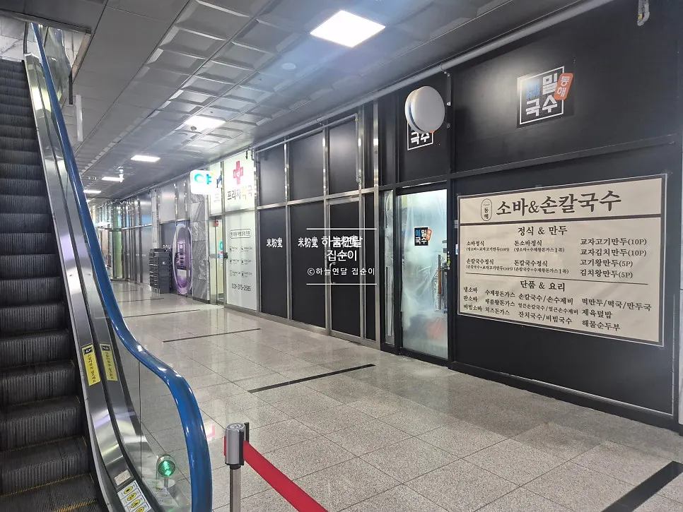 Path to the Mibundang entrance at the Dongtan Station Richian arcade