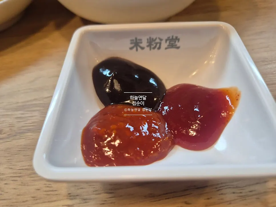 Table guide showing how to eat with the sauces