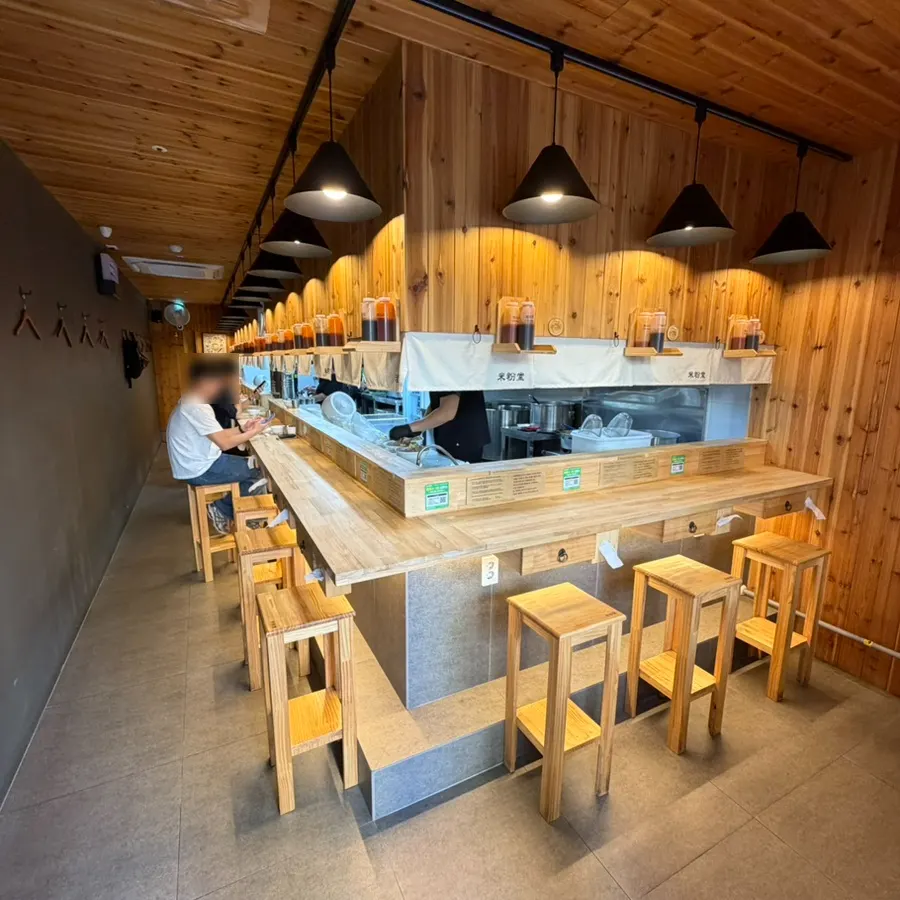 Bar seating facing the kitchen at Mibundang Dongtan Station