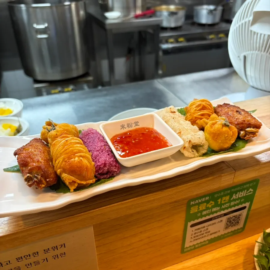 A plate of mixed fried items in the mixed fried platter