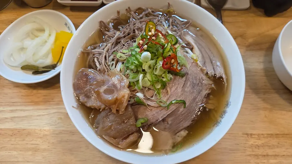 막 나온 차돌양지힘줄 쌀국수