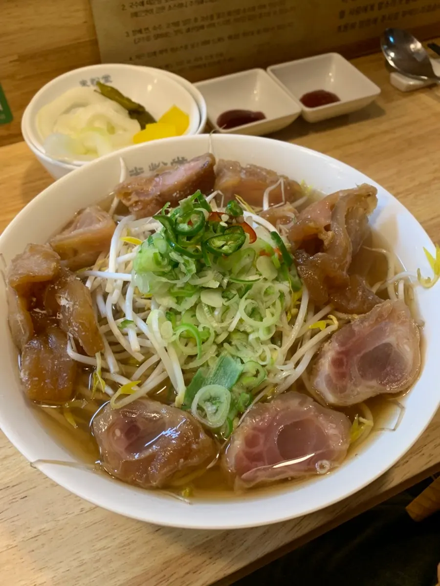 힘줄이 넉넉히 들어간 힘줄 쌀국수