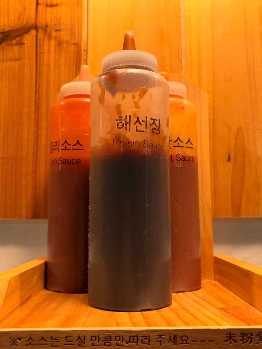 자리 위쪽에 놓인 해선장·칠리·핫소스
