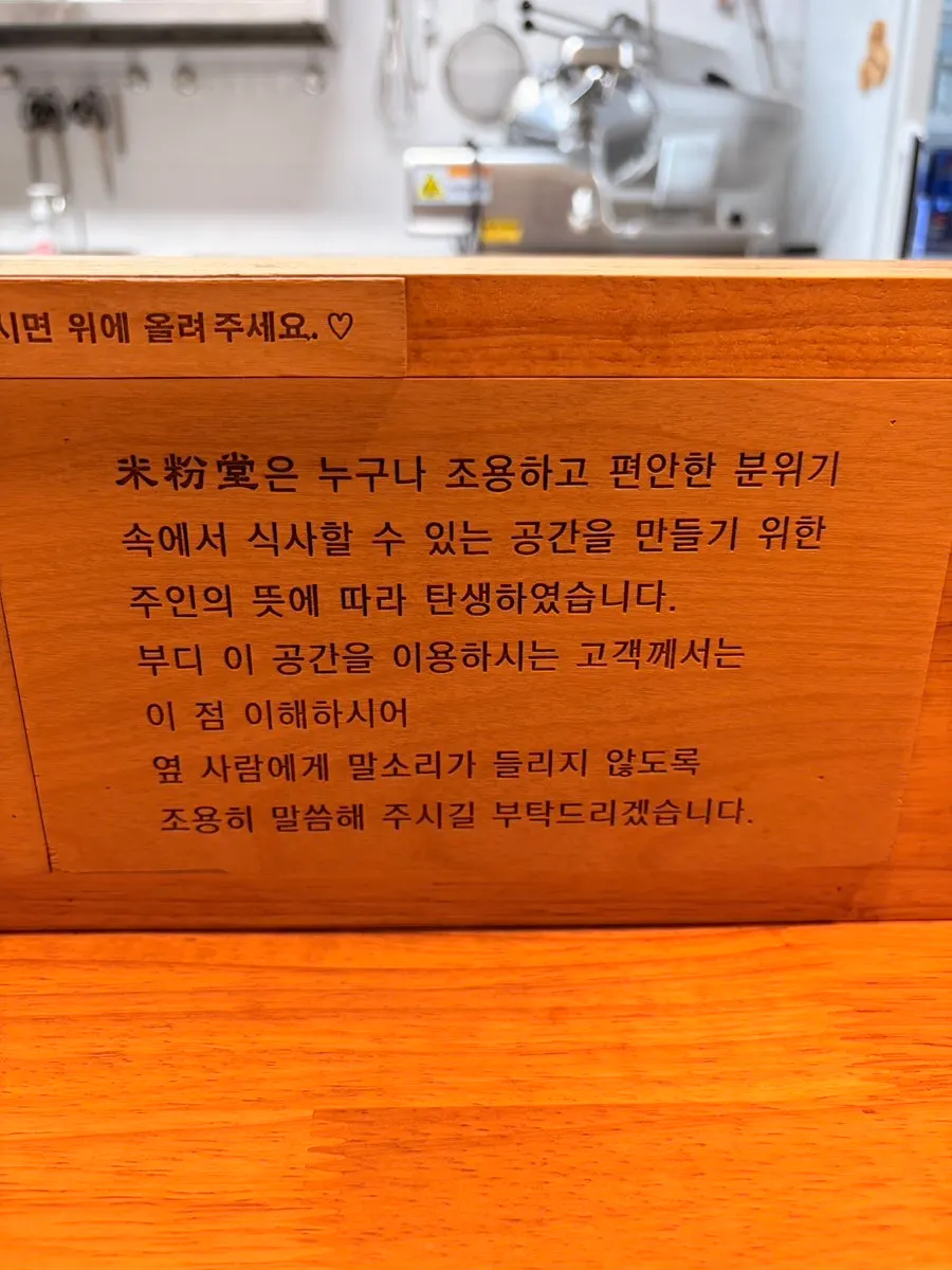 테이블 아래 소스접시와 수저 수납 공간