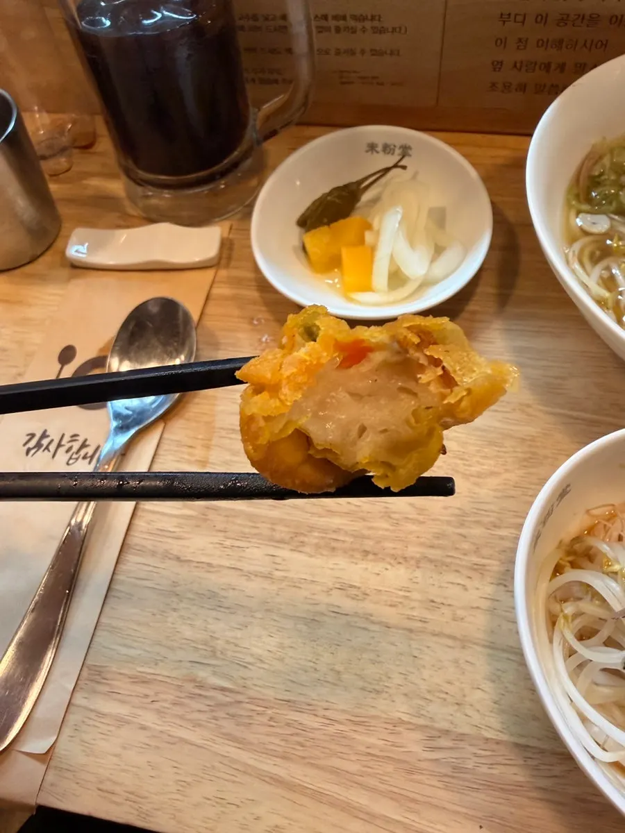 핫소스와 해선장소스를 섞은 소스접시