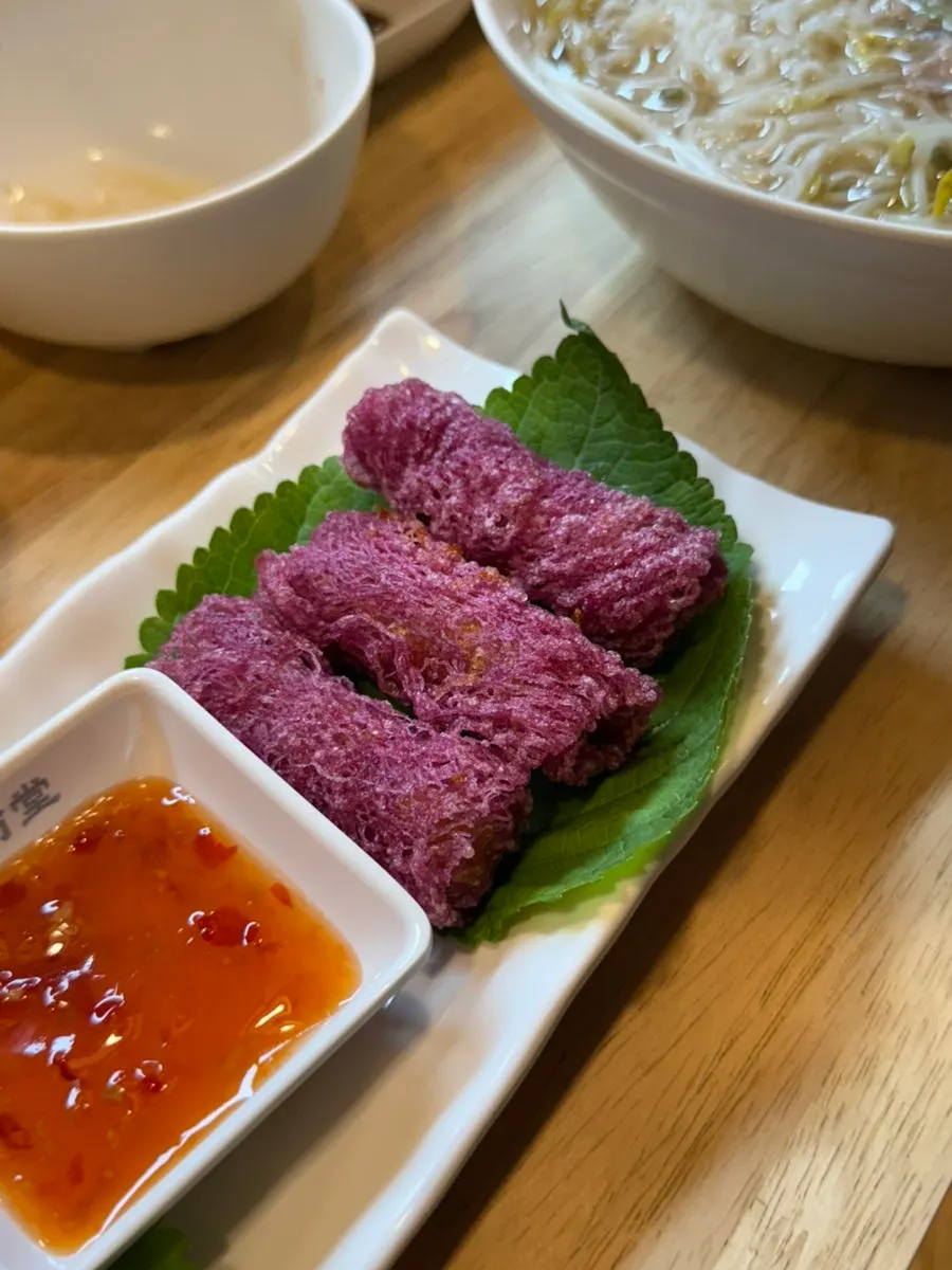 칠리소스에 찍는 감자말이새우