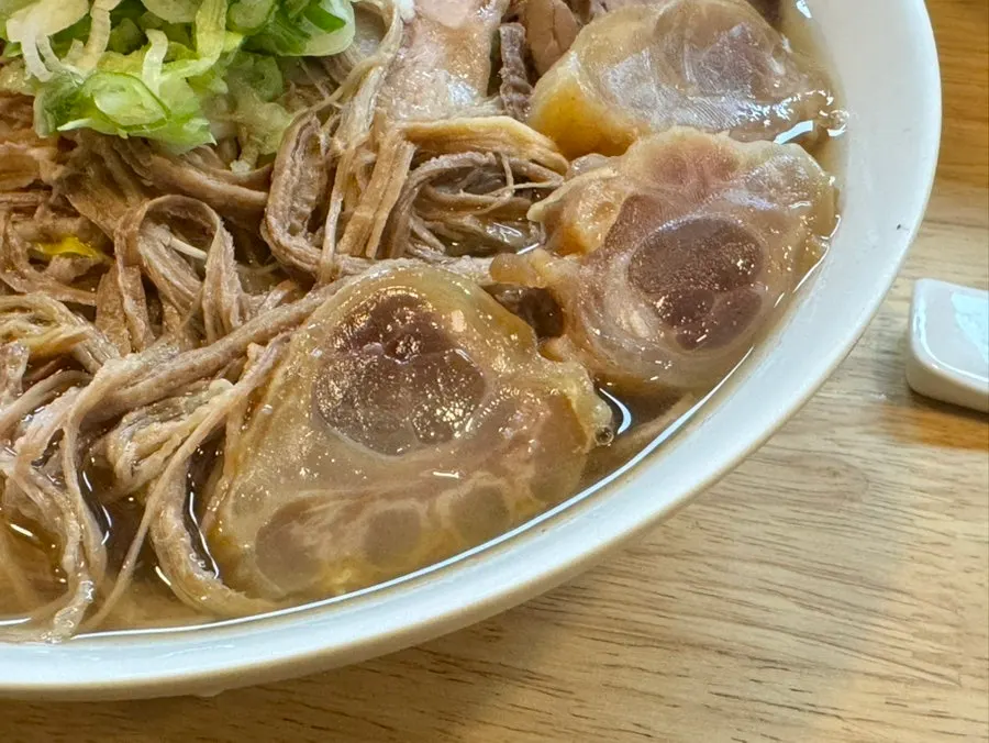 소고기와 힘줄이 올라간 힘줄 쌀국수