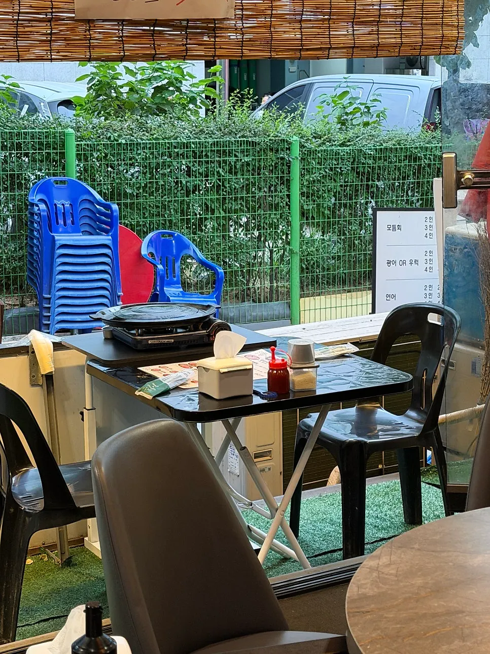 Interior seating at Midonjip, mostly arranged for tables of four