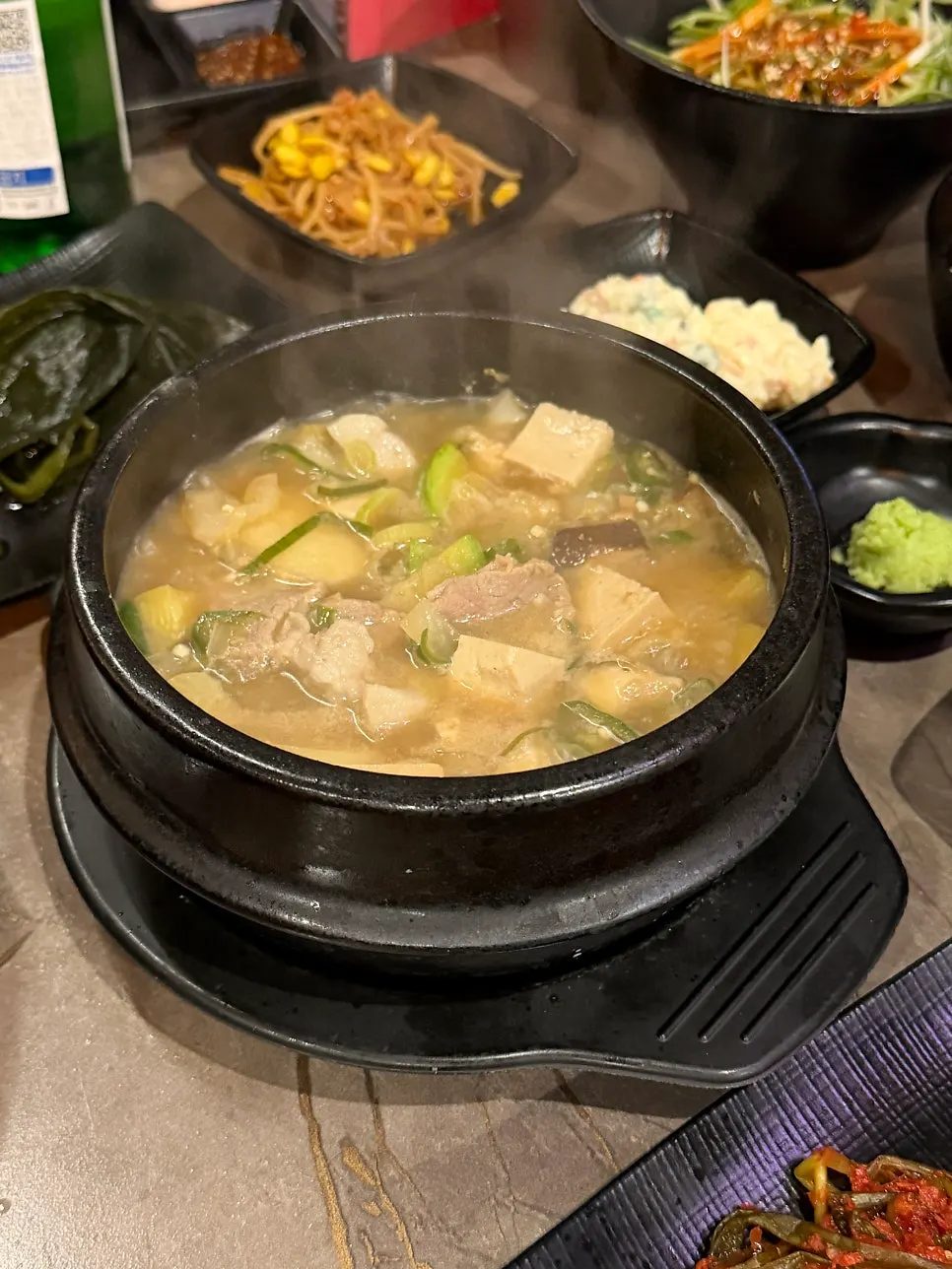 Doenjang stew loaded with meat, included in the set