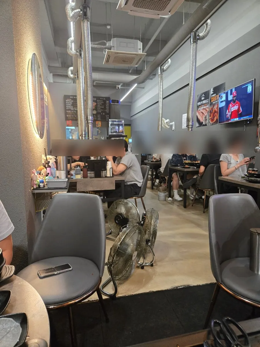 Seating and interior atmosphere at Midonjip