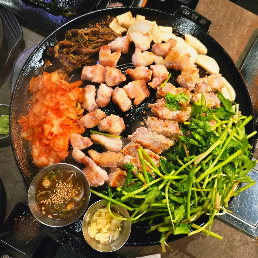 먹기 좋은 크기로 잘린 구운 고기