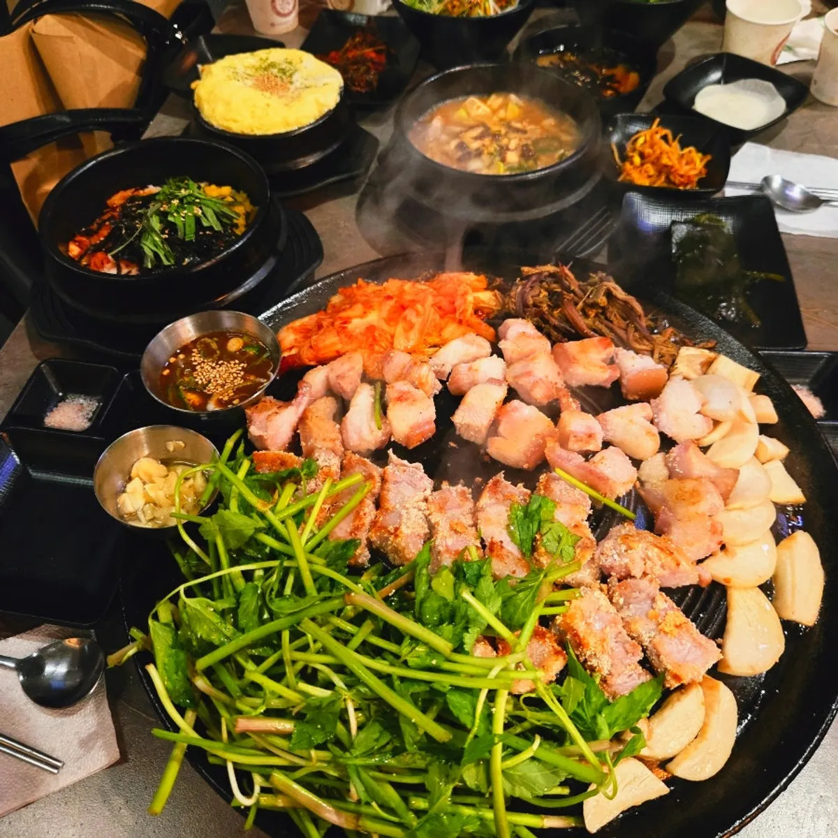 김치와 고사리, 미나리까지 올라간 솥뚜껑 불판