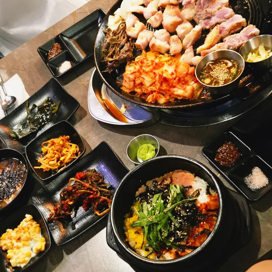 가득 찬 솥뚜껑 위 고기와 채소