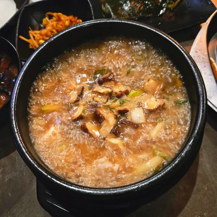 세트 구성에 포함된 뚝배기 된장찌개