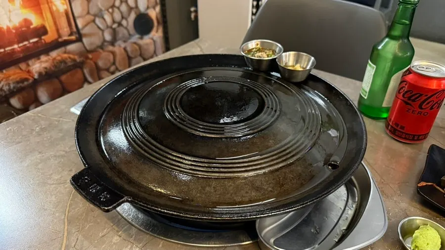 Cauldron-lid grill cooking pork belly