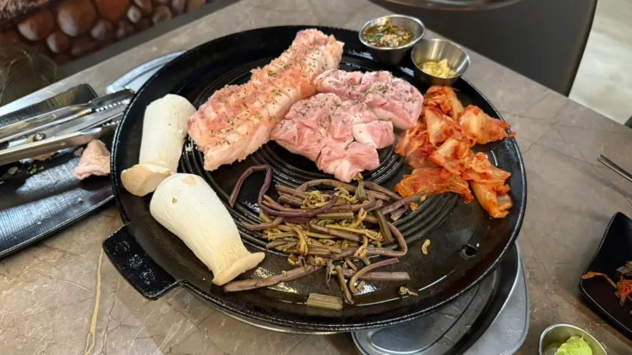 Pollack roe pork belly, king oyster mushrooms, and kimchi on the cauldron-lid grill