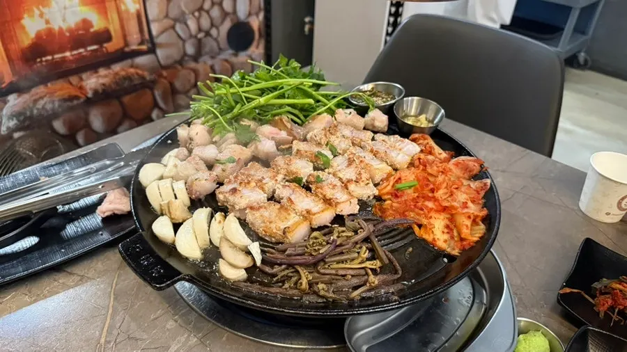 Generous amount of minari piled on the grill