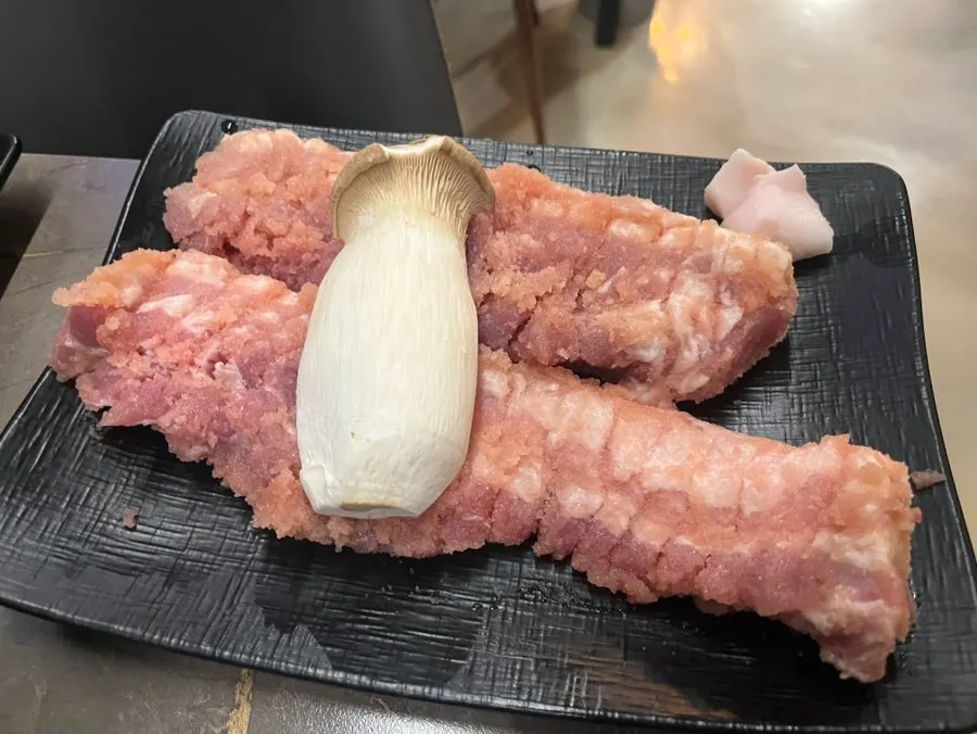 접시에 담겨 나온 명란숙성삼겹살 생고기