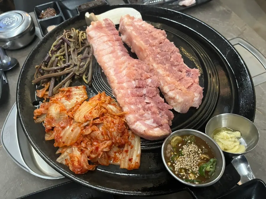 명란이 빼곡히 입혀진 숙성 삼겹살과 통 새송이버섯