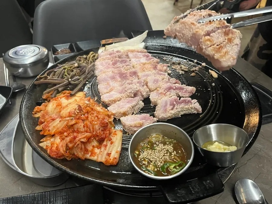 불판에 올려진 명란삼겹살과 김치, 고사리