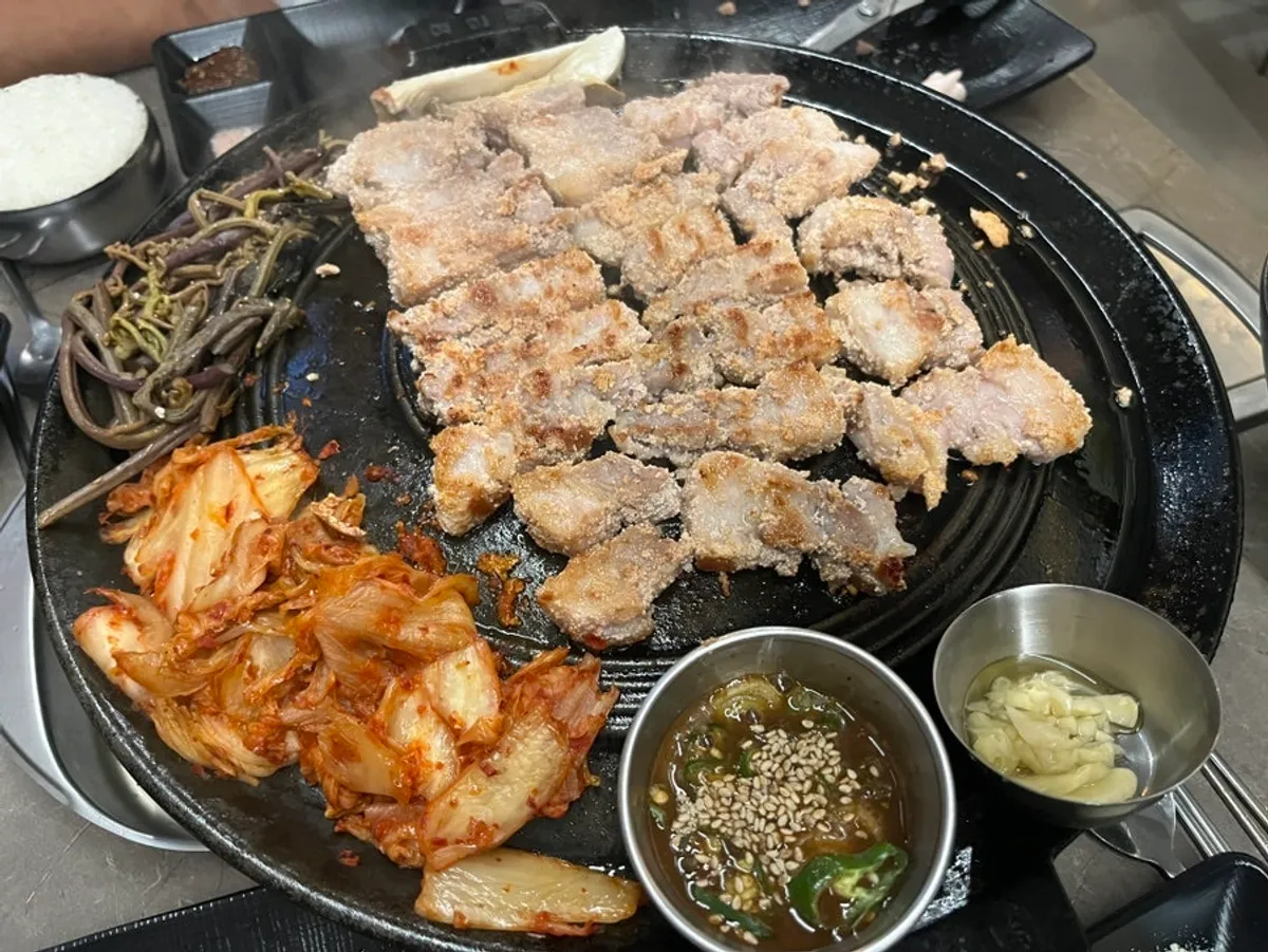 구워지는 명란삼겹살과 마늘, 멜젓
