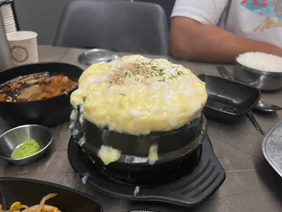 오이와 계란 지단이 올라간 비빔냉면 고명
