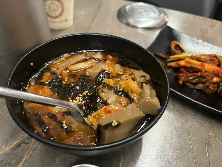 양념장을 비빈 비빔냉면 면발