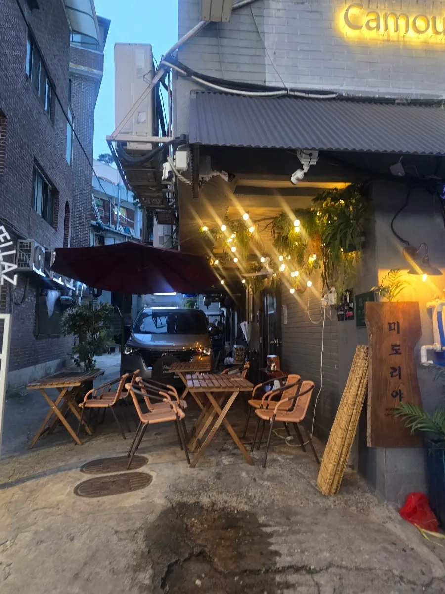 Midoriya's exterior tucked in an Itaewon alley