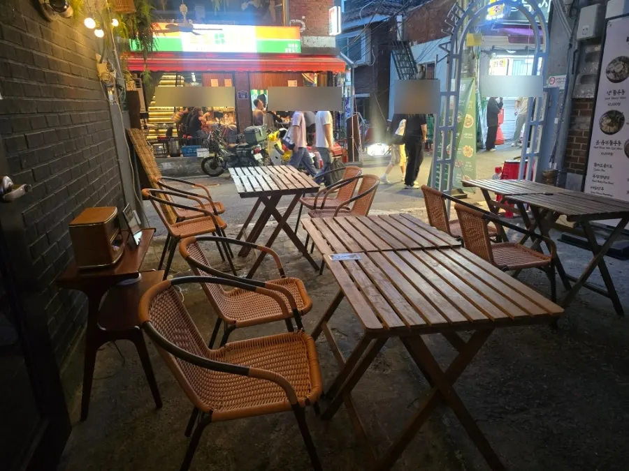Calm interior of the Itaewon bar Midoriya