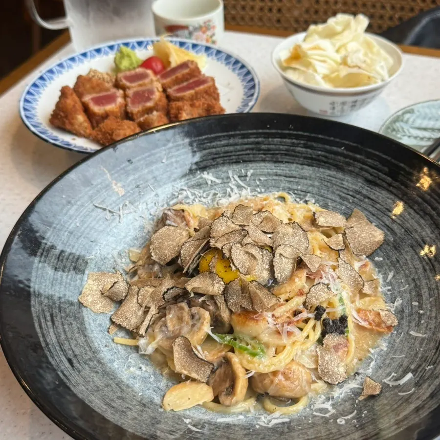트러플 파스타와 참치 레어카츠 상차림