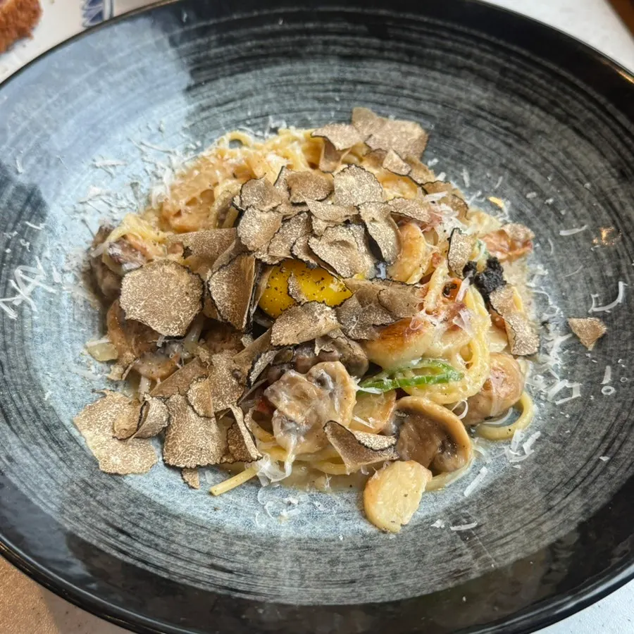 검은 접시에 담긴 이탈리아 트러플 파스타