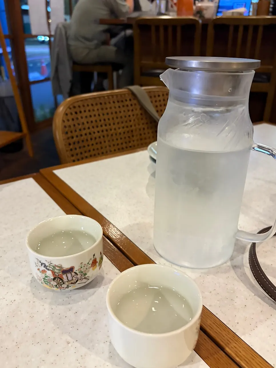 소품으로 꾸며진 미도사와 이자카야 인테리어