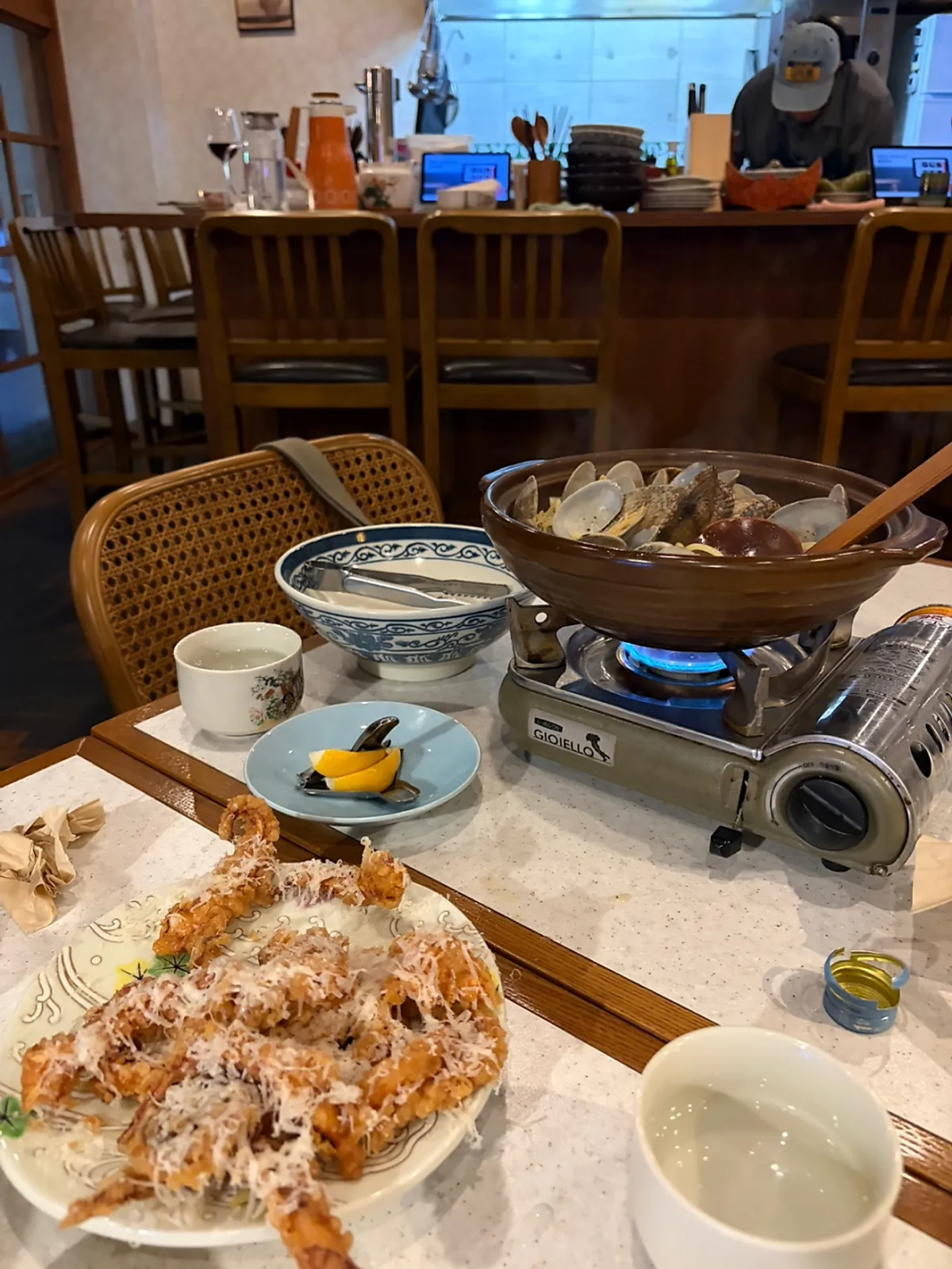 오징어 튀김과 왕바지락 술찜이 함께 놓인 한 상