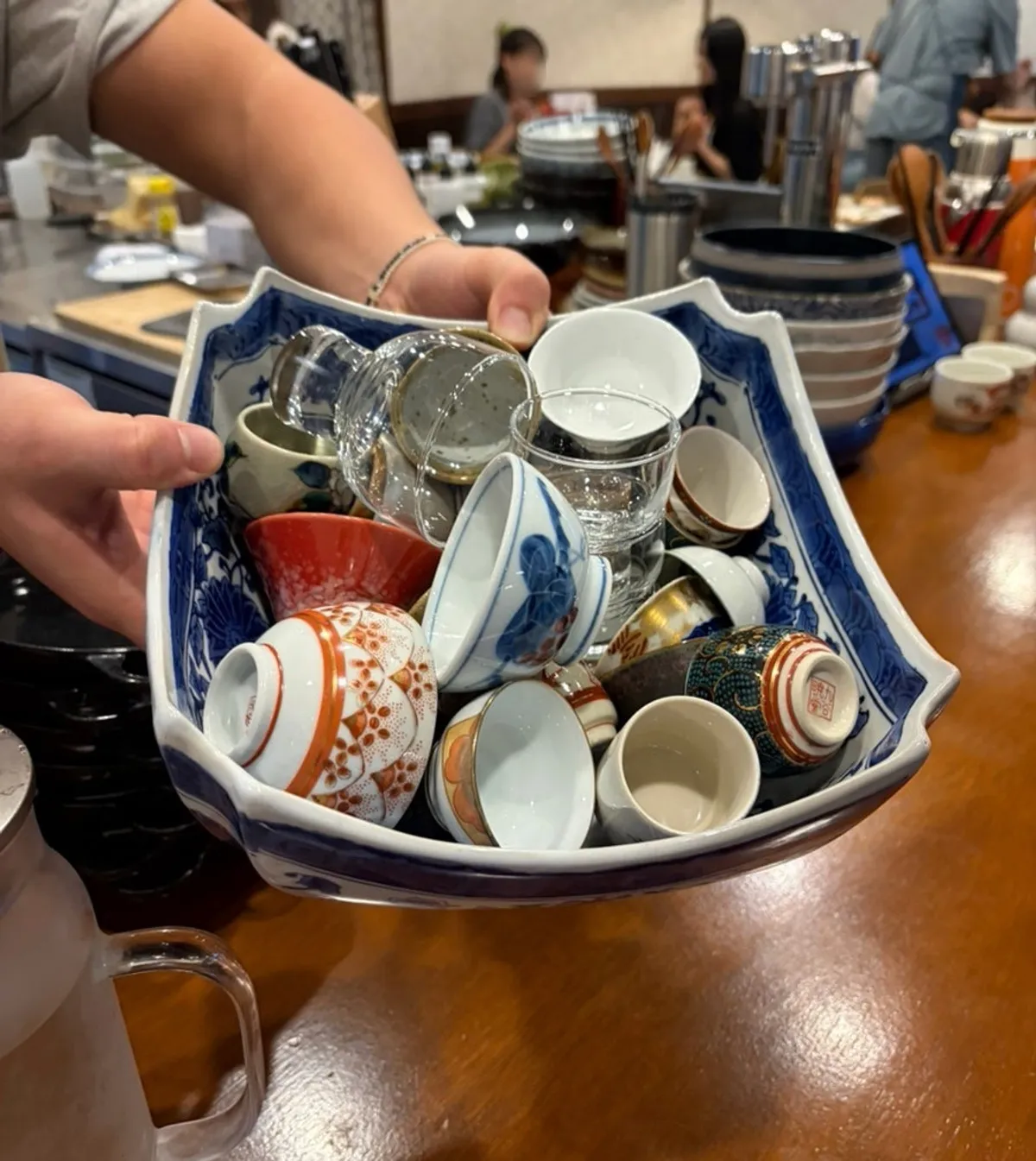 Self-chosen sake glass and counter seat setting