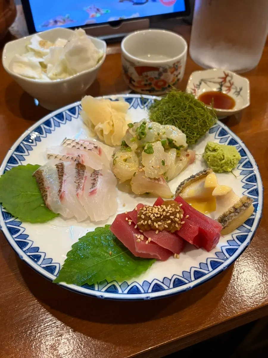 Today's sashimi plate for two and sake